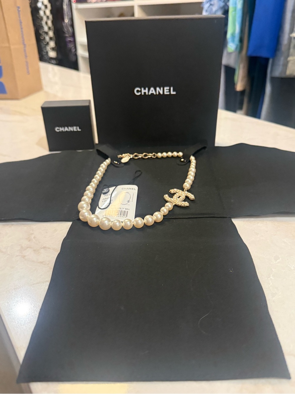 CHANEL limited edition Pearl CC Necklace Choker 100% Authentic like New Full set - Picture 5 of 8